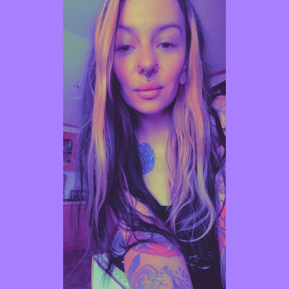 Poshmark Ambassador💕🙏🧿💕💫 5 Star Seller - Picture 2 of 16